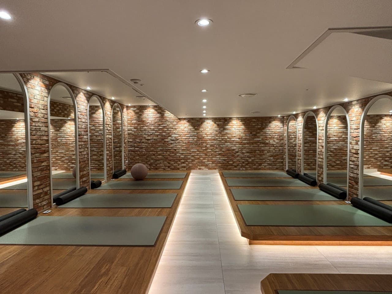 Photo by https://kr.object.ncloudstorage.com/fibud-storage/fibud/prod/origin/resume/302.jpg